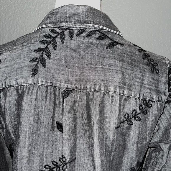 SOFT SURROUNDINGS Papyrus Leaf Embroidered Button Down Chambray Shirt EUC - PS - Picture 6 of 11